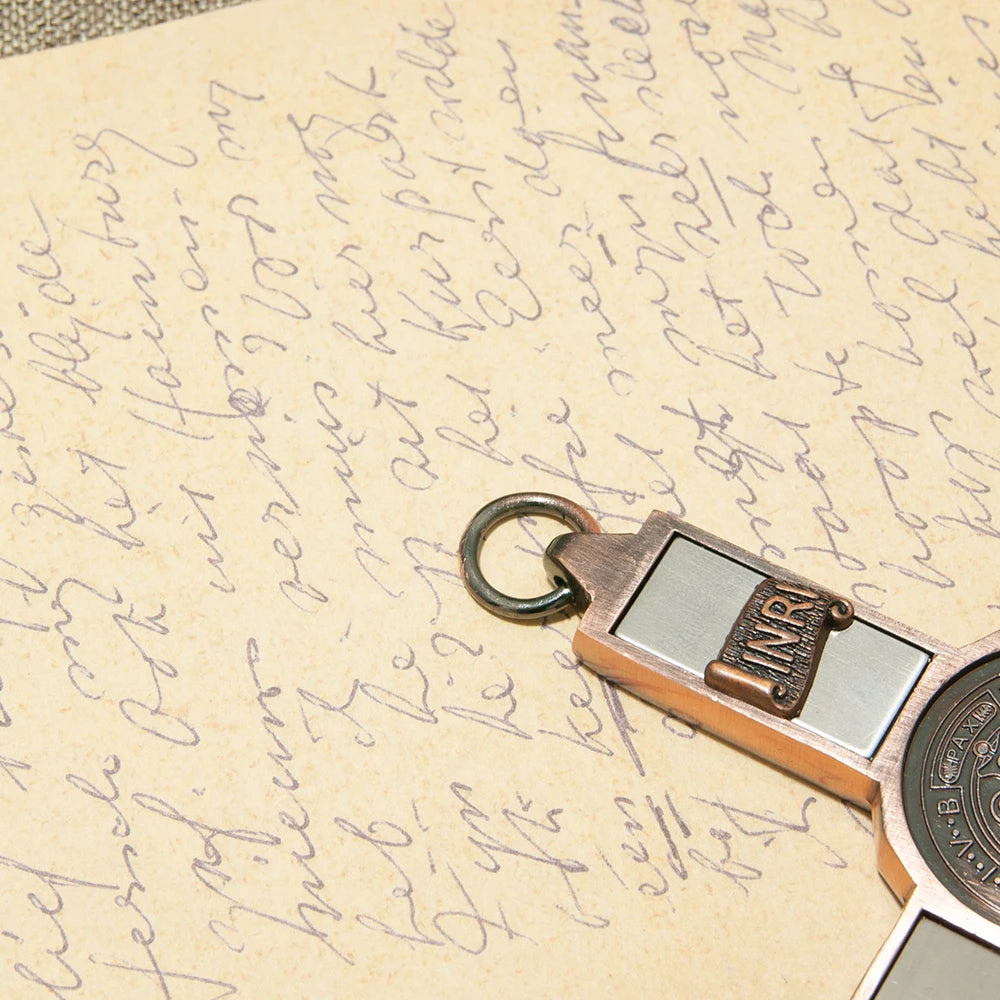 Cruz Católica HTISOK con Medalla de San Benito – Decoración Religiosa de Pared 17,5 cm