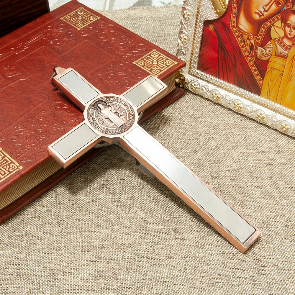 Cruz Católica HTISOK con Medalla de San Benito – Decoración Religiosa de Pared 17,5 cm